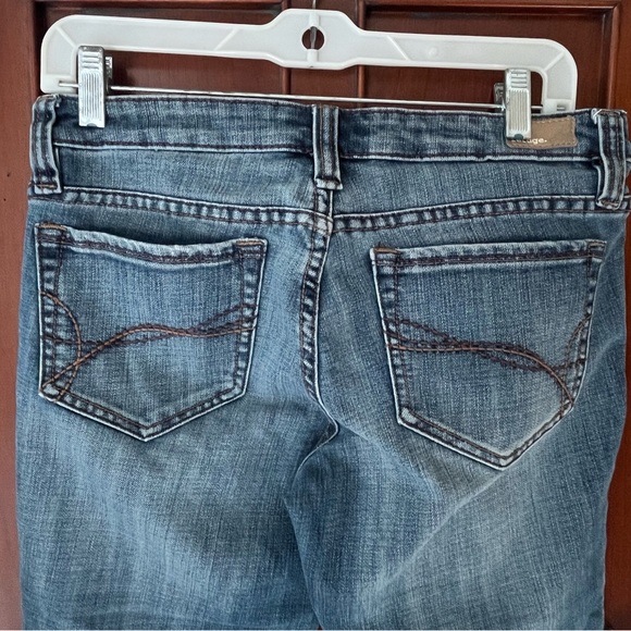 Refuge Classic Medium Wash Cropped, Distressed Denim Jeans Juniors Size 9 - Picture 5 of 15